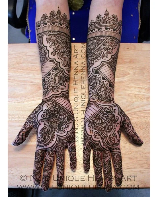 Neat Border And Filigree Featuring Stylish Full Hand Mehndi Design